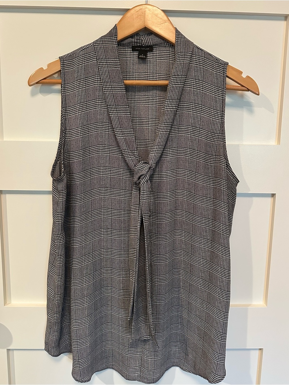 Ann Taylor Black and Cream Houndstooth Plaid Sleeveless Tie-Neck Blouse